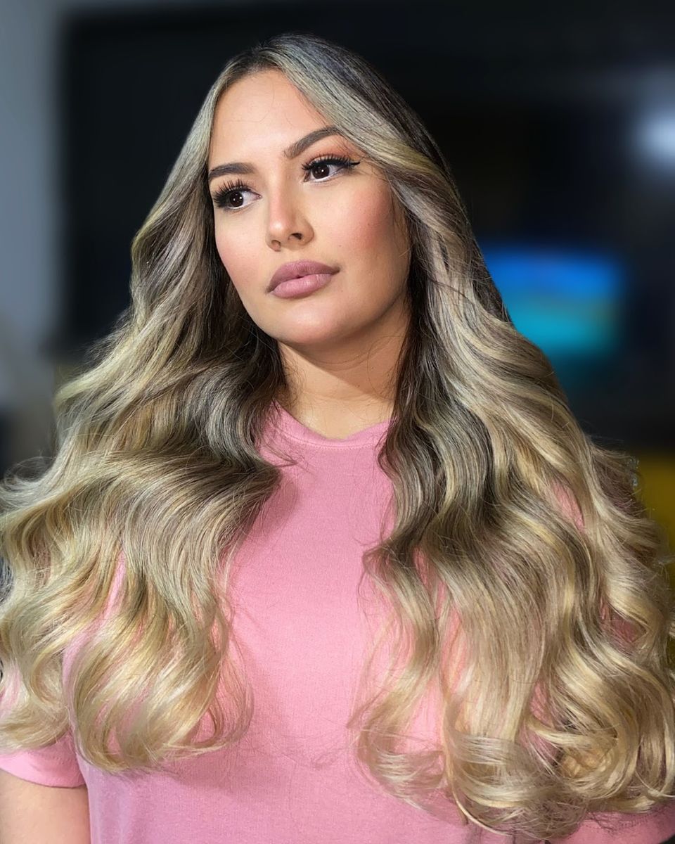 Clienta de Botánica con balayage rubio y ondas definidas