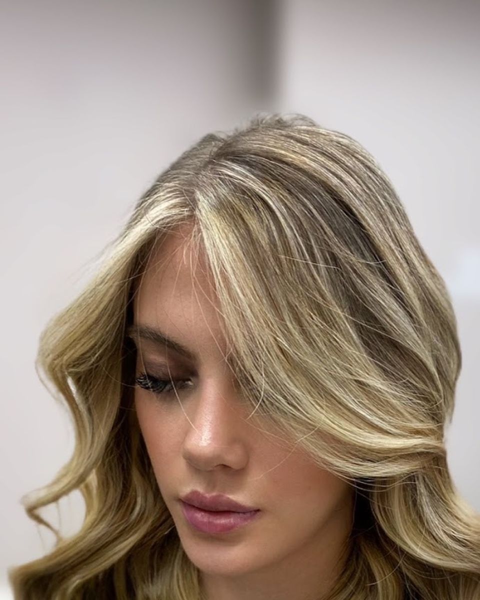 Iluminación rubia con ondas suaves
