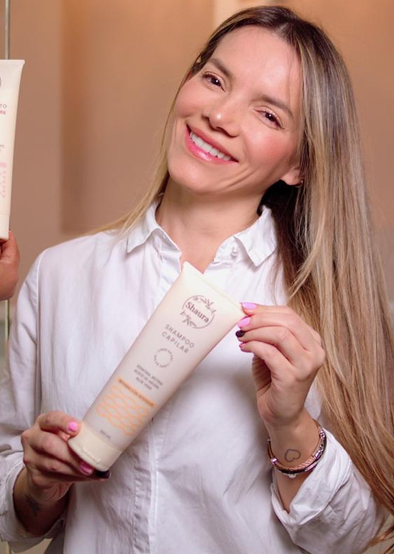 Shirley Rincón con el Shampoo capilar Shaura